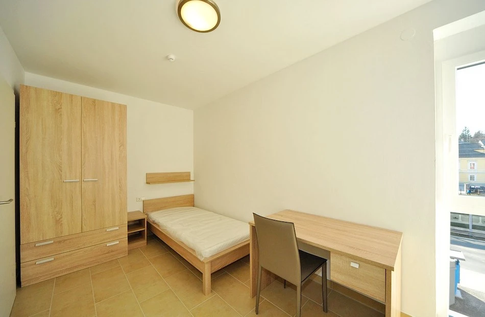 Monteurzimmer mit Schreibtisch